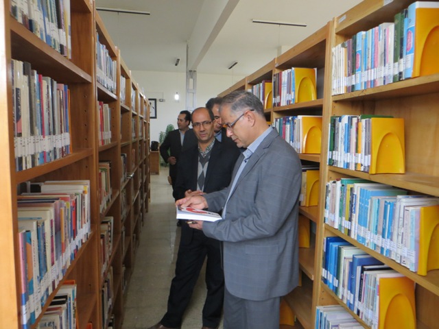 بازدید فرماندار شاهین دژ از کتابخانه عمومی کشاورز