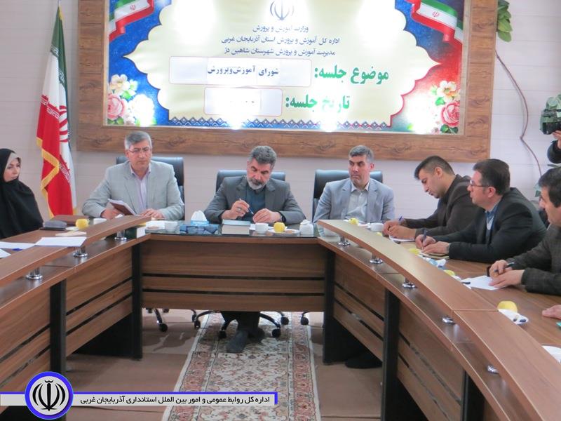 معلمان بعنوان طلائیه داران روشنایی ومعرفت در جامعه هستند