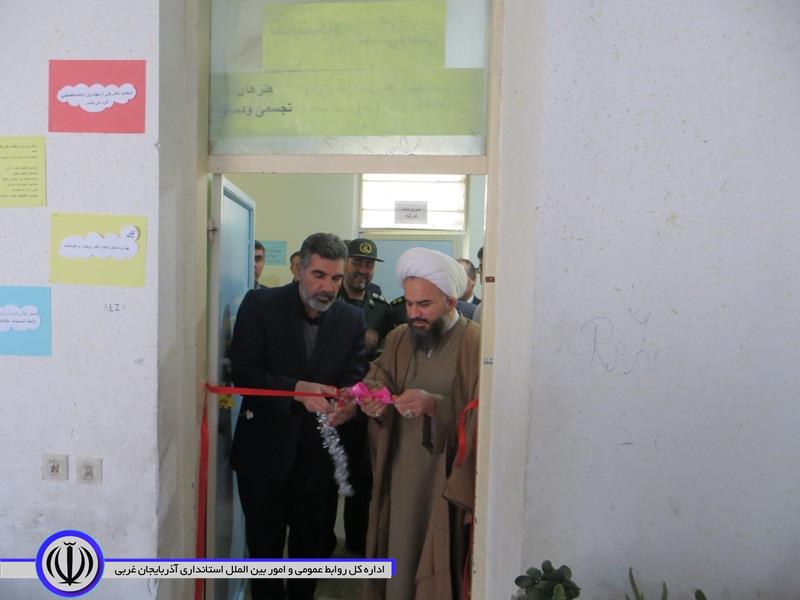 افتتاح نمایشگاه هنرهای تجسمی بمناسبت دهه فجر در هنرستان حضرت زینب(س)