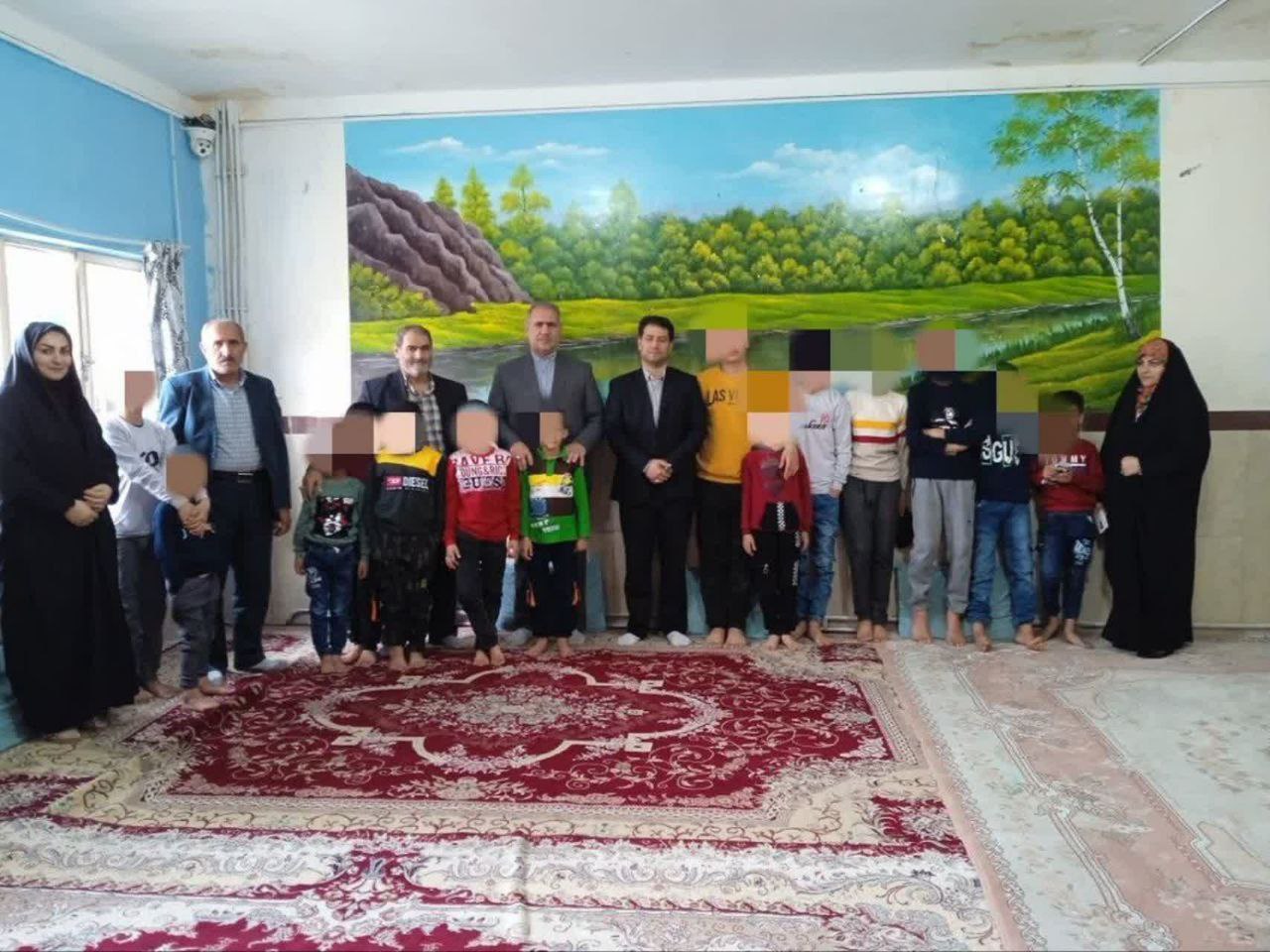 فرماندار شهرستان شاهین دژ به مناسبت آغاز سال نو با کودکان بی سرپرست تحت پوشش بهزیستی دیدار کرد
