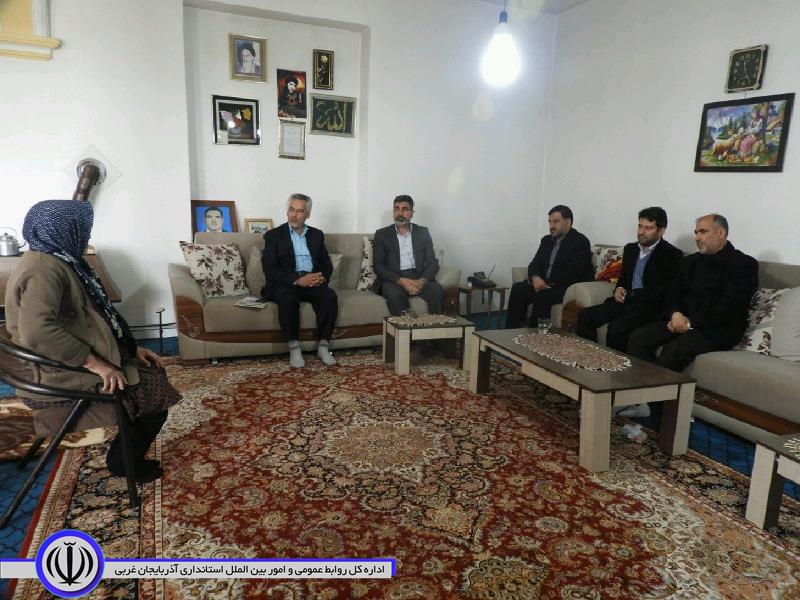 دیدار فرماندار شاهین دژ با خانواده معظم شهدا