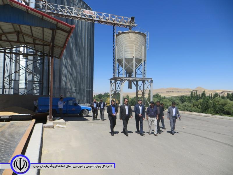 بازدید فرماندار از سیلوها و مراکز خرید گندم شهرستان شاهین دژ
