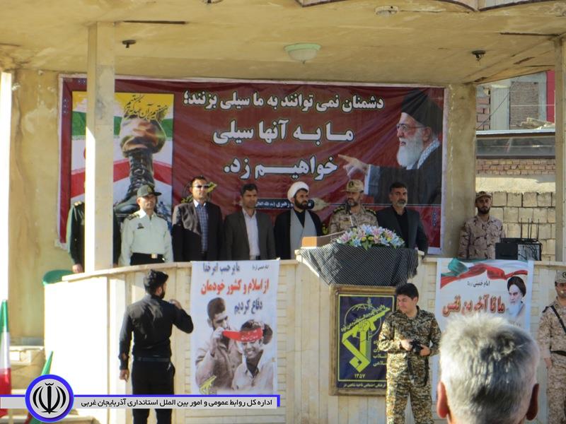 صبحگاه مشترک نیروهای نظامی وانتظامی بمناسبت هفته دفاع مقدس در شاهین دژ برگزار شد