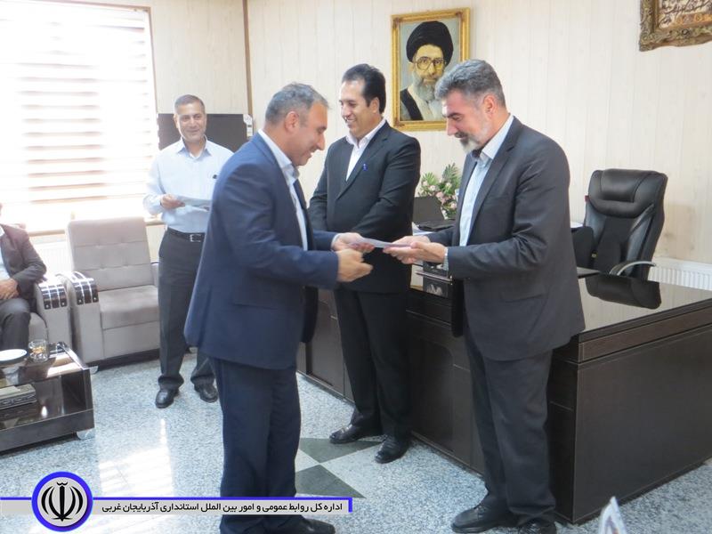 تجلیل از کارمندان فرمانداری بمناسبت روز کارمند