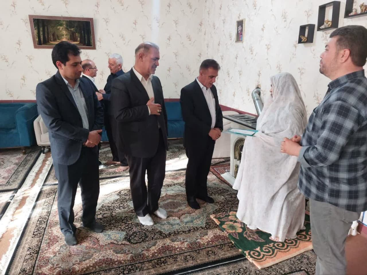 به مناسبت فرارسیدن سال نو؛ فرماندار شهرستان شاهین دژ با خانواده شهید صالحی در شهر کشاورز دیدار کرد