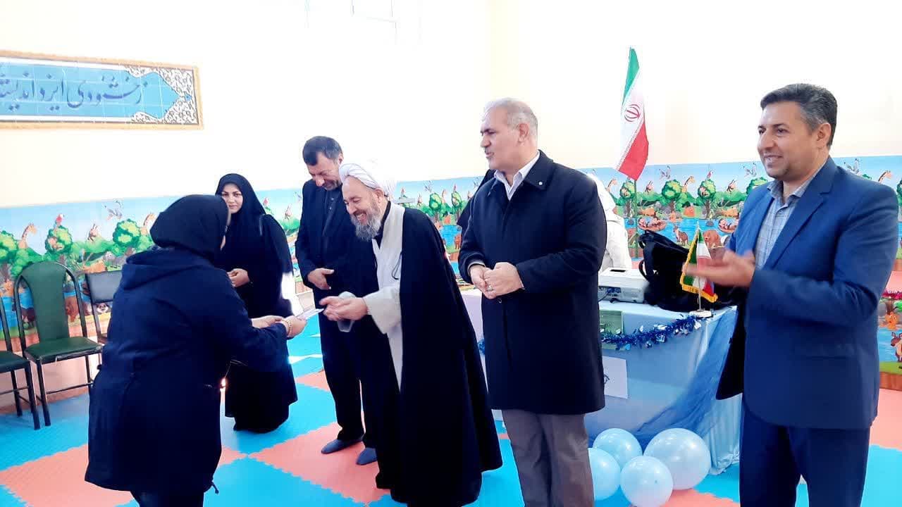 بازدید فرماندار شاهین دژ وامام جمعه از مدرسه استثنایی کوثرشاهین دژ